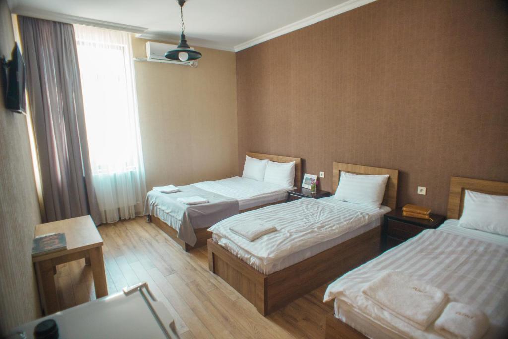 Voodi või voodid majutusasutuse Hotel Almi toas