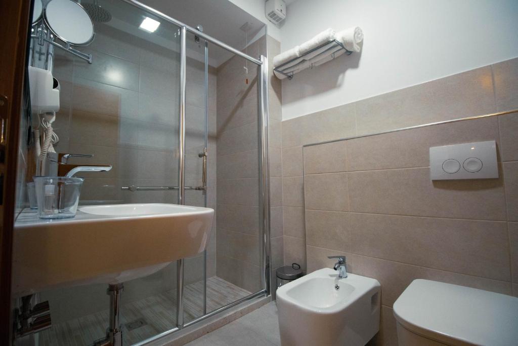 Koupelna v ubytování Albanopolis Hotel