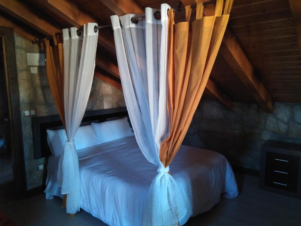 A bed or beds in a room at Apartamentos Turisticos Julia