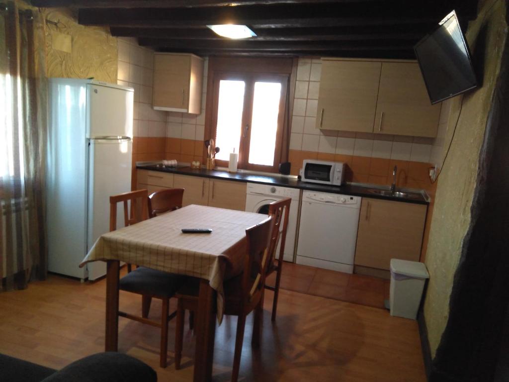 A kitchen or kitchenette at Apartamentos Turisticos Julia