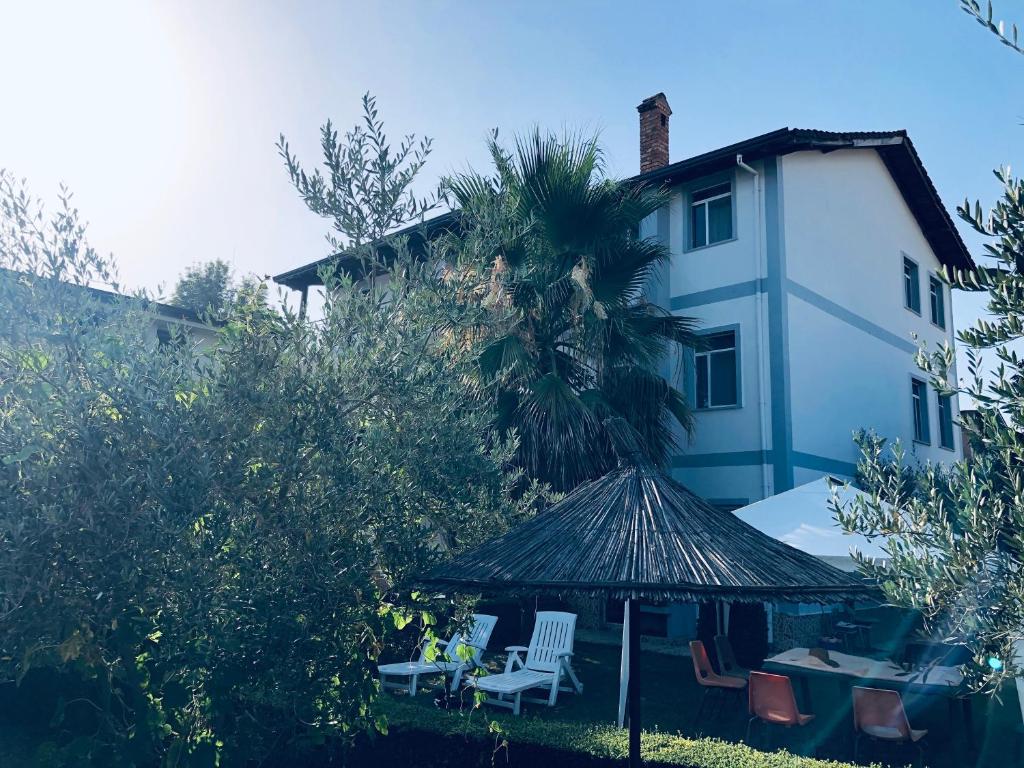 En have udenfor Villa Dede Nikolla