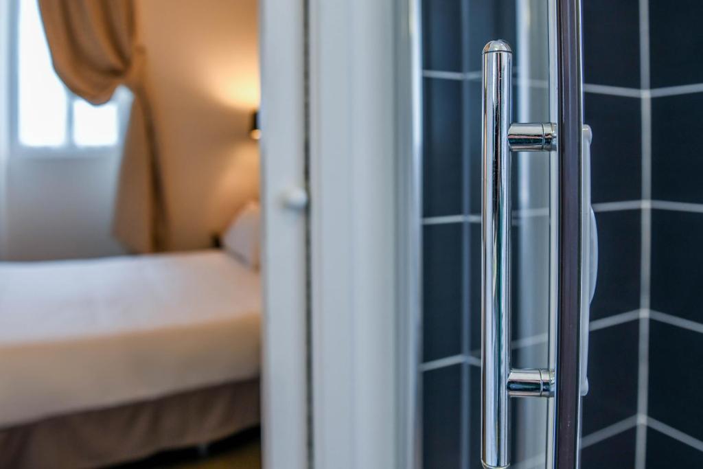 Postel nebo postele na pokoji v ubytování Logis Hôtel & Restaurant La Villa Bleue