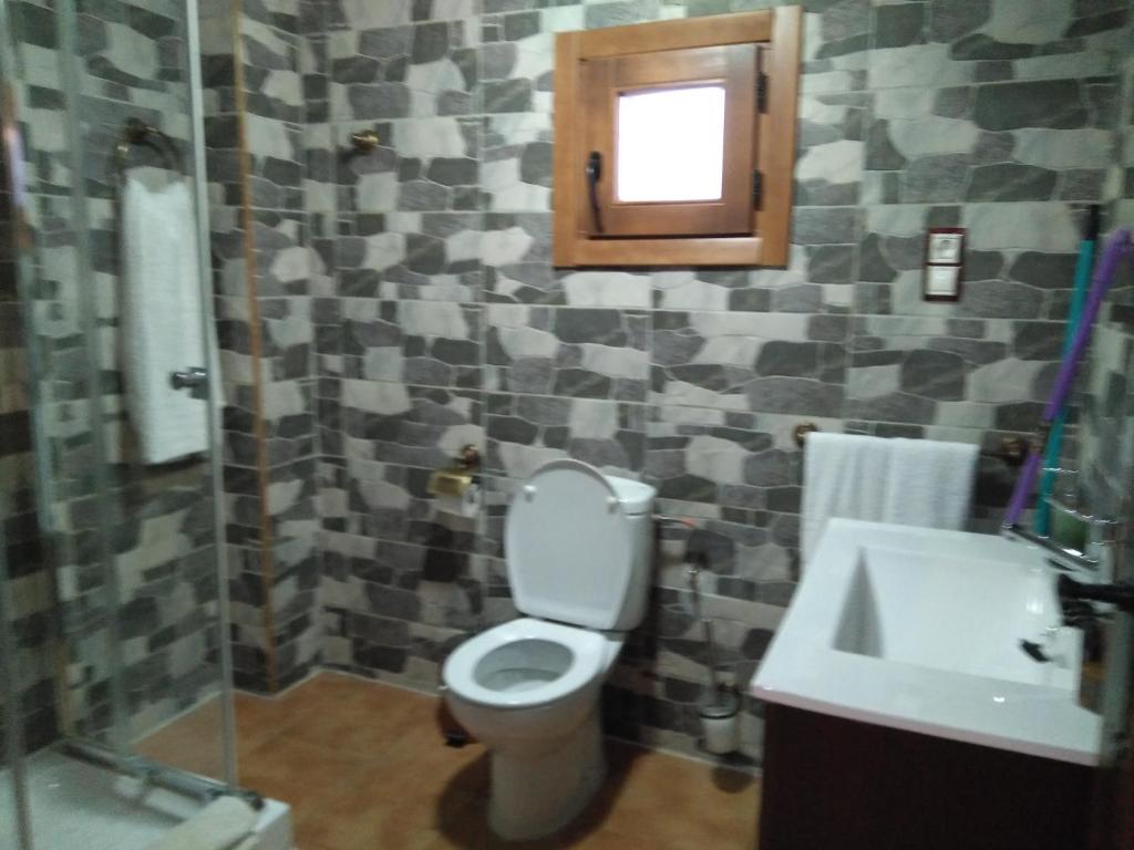 A bathroom at Apartamentos Turisticos Julia