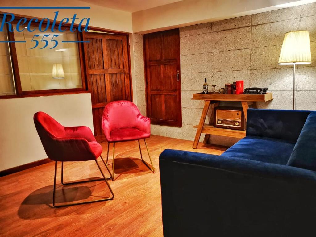 ein Wohnzimmer mit einem Sofa und 2 Stühlen in der Unterkunft Casa Durand in Cusco