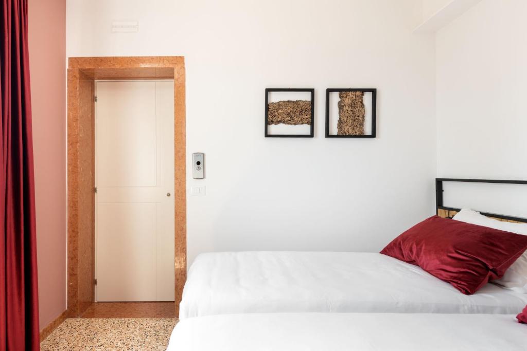 Postel nebo postele na pokoji v ubytování Sea Tower Torre Telemetrica Lido di Venezia