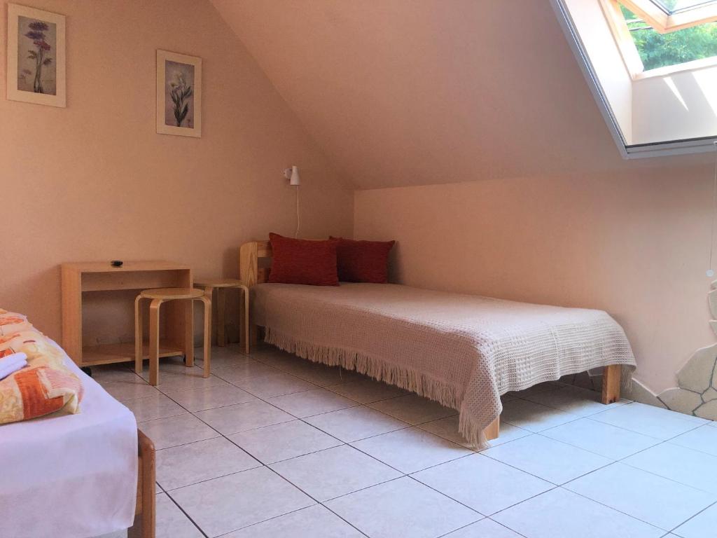 Postel nebo postele na pokoji v ubytování Óvár 12 Vendégház
