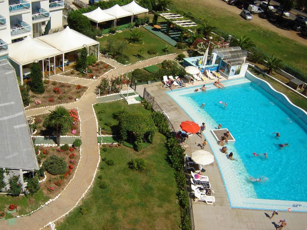 Bazén v ubytovaní Elena Club Resort alebo v jeho blízkosti