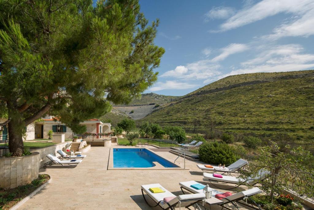 Bazén v ubytovaní ISOLATED Five Star Luxury Villa With Private Pool alebo v jeho blízkosti