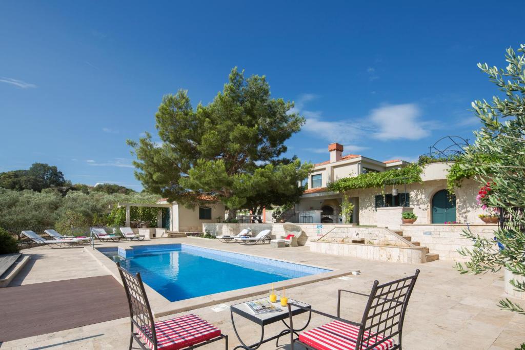 Bazén v ubytovaní ISOLATED Five Star Luxury Villa With Private Pool alebo v jeho blízkosti