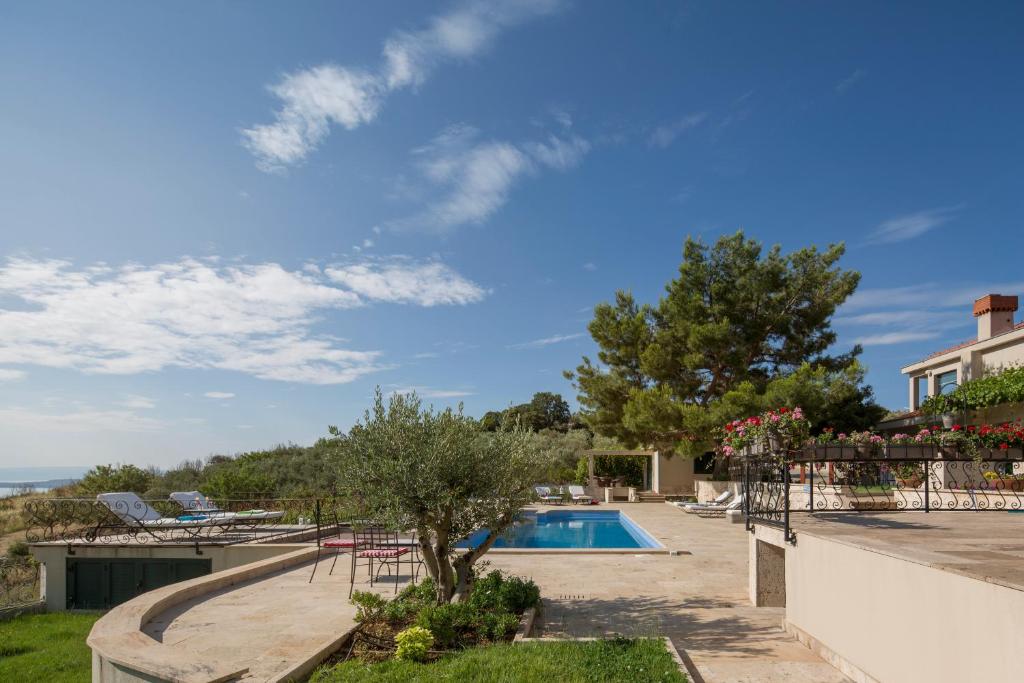 Bazén v ubytovaní ISOLATED Five Star Luxury Villa With Private Pool alebo v jeho blízkosti