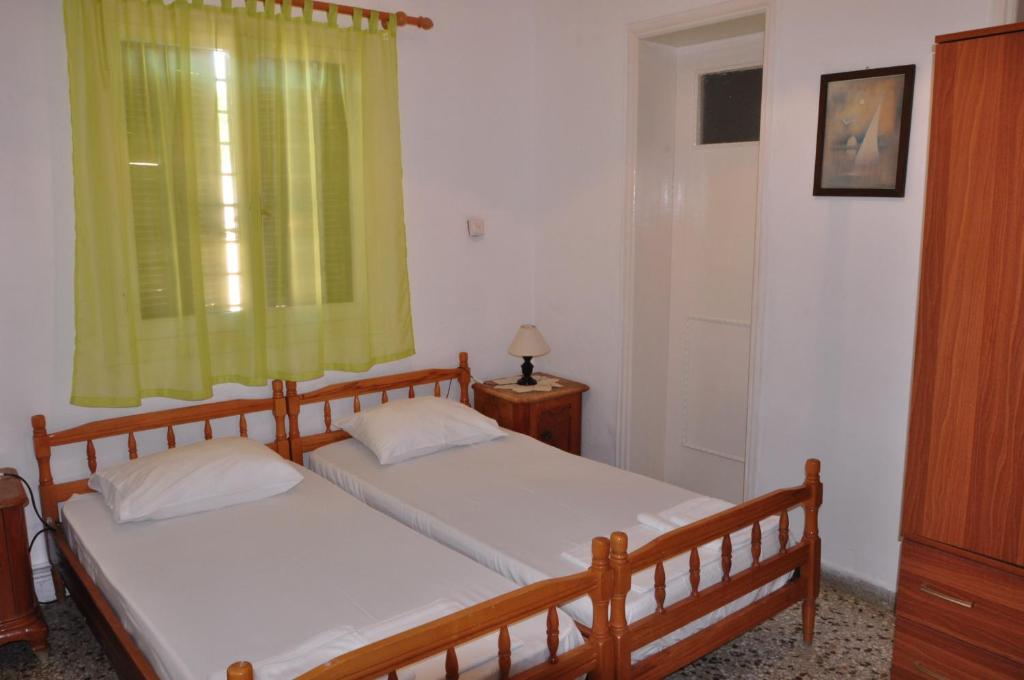 Tempat tidur dalam kamar di Aegina town, summer house