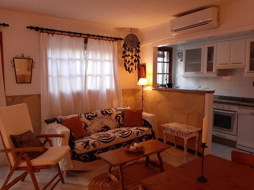 カレタ・デ・ベレスにあるApartamento Mi Casaのリビングルーム(ソファ付)、キッチン