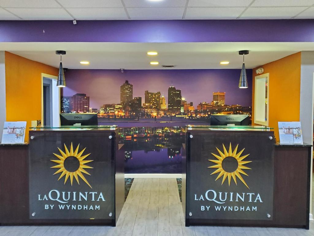 La Quinta by Wyndham Memphis Airport Graceland في ممفيس: لوحة جدارية لمدينة لوب بوك