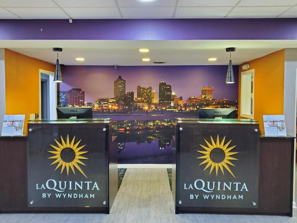 a wall mural of the city of lubbock at La Quinta by Wyndham Memphis Airport Graceland in Memphis