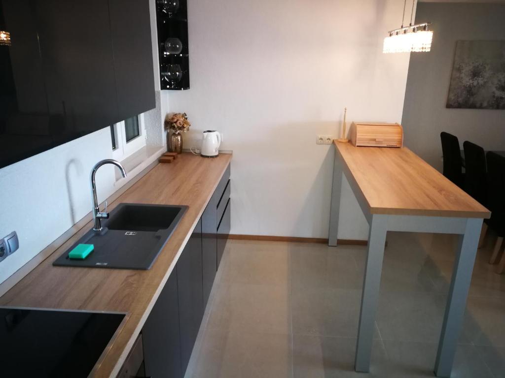 Kuchyň nebo kuchyňský kout v ubytování Villa Confido Luxury Apartment 01