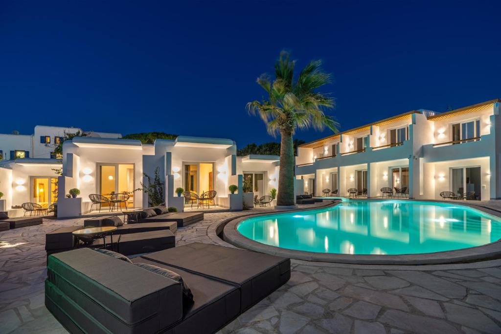 une villa avec une piscine la nuit dans l'établissement Omnia Mykonos Boutique Hotel & Suites, à Ornos