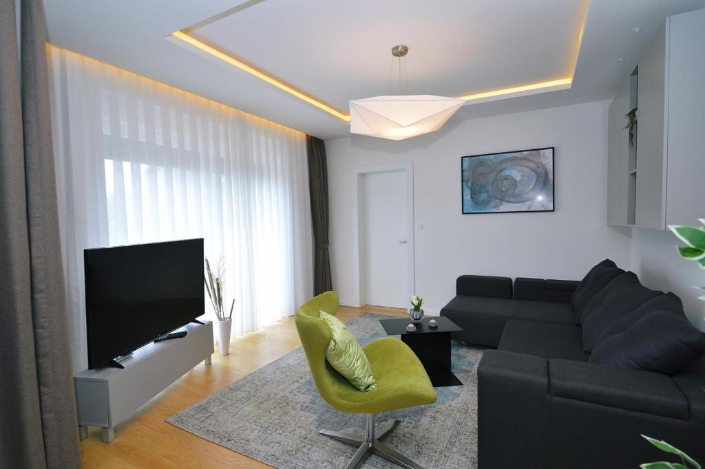 Telewizja i/lub zestaw kina domowego w obiekcie Apartments in Villa Ziza, rooftop swimming pool