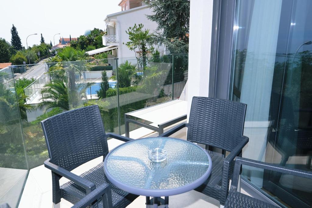Balkon lub taras w obiekcie Apartments in Villa Ziza, rooftop swimming pool