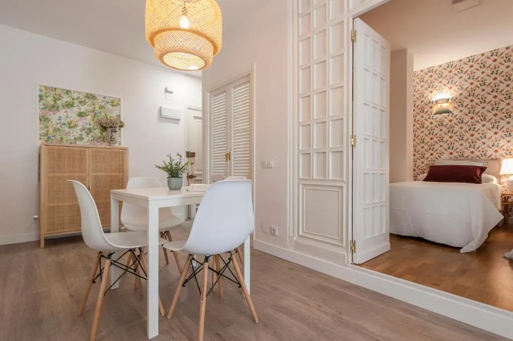 CHIC APARTAMENT RETIRO PARK I - ElevenHost, Madrid, Spania