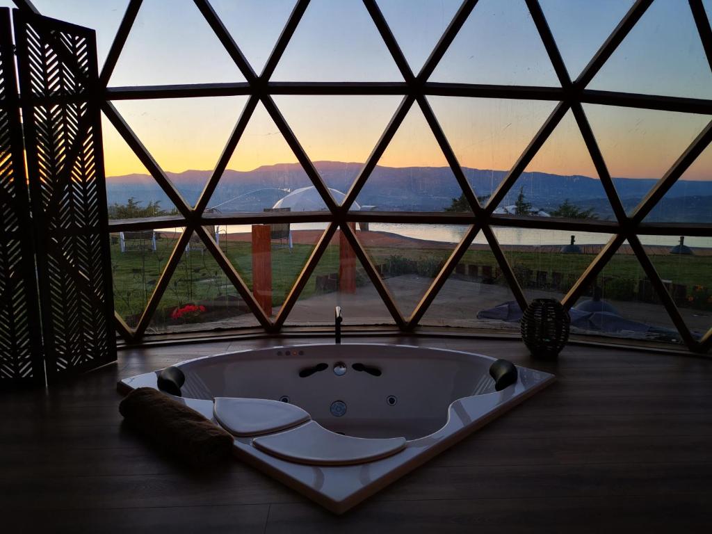 Nespecifikovaný výhled na hory nebo výhled na hory při pohledu z luxury tent