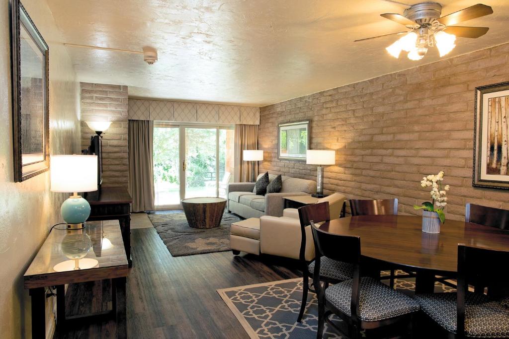 Posezení v ubytování Sandstone Creek Club Condominiums