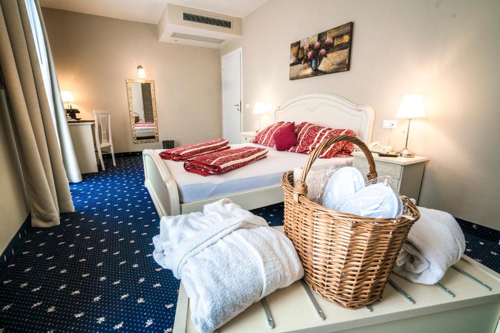 Postel nebo postele na pokoji v ubytování Borgo dei Poeti Romantik Hotel