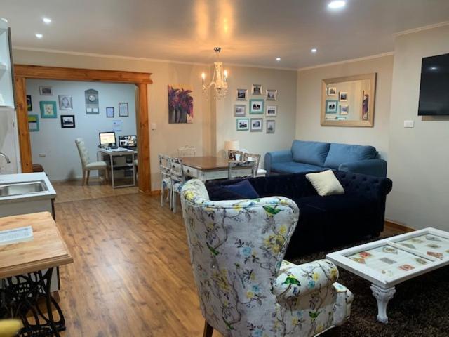 Hostel Chaman في أوسورنو: غرفة معيشة مع أريكة وطاولة
