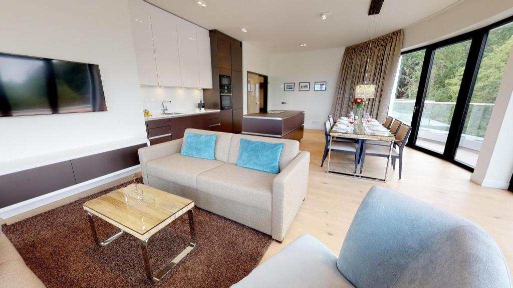 uma sala de estar com um sofá e uma mesa em White Pearl Apartment 4.50 em Timmendorfer Strand