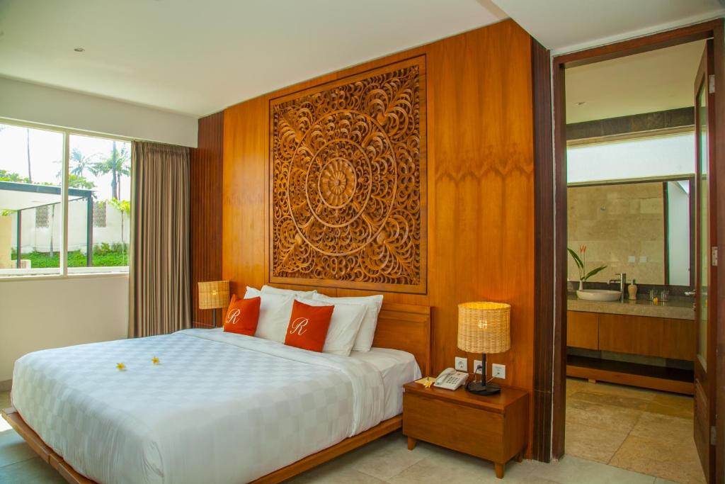 Postel nebo postele na pokoji v ubytování Rajavilla Lombok Resort - Seaside Serenity