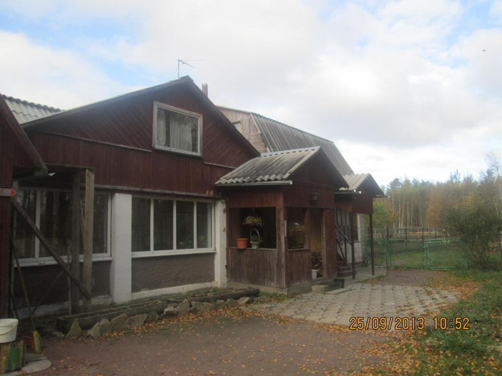 a large red house with a gambrel roof at Ostrich Farm in Luzhki
