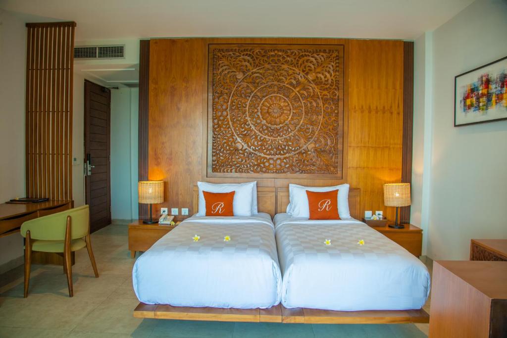 Postel nebo postele na pokoji v ubytování Rajavilla Lombok Resort - Seaside Serenity