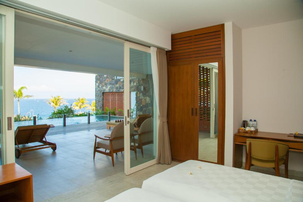 Balkón nebo terasa v ubytování Rajavilla Lombok Resort - Seaside Serenity