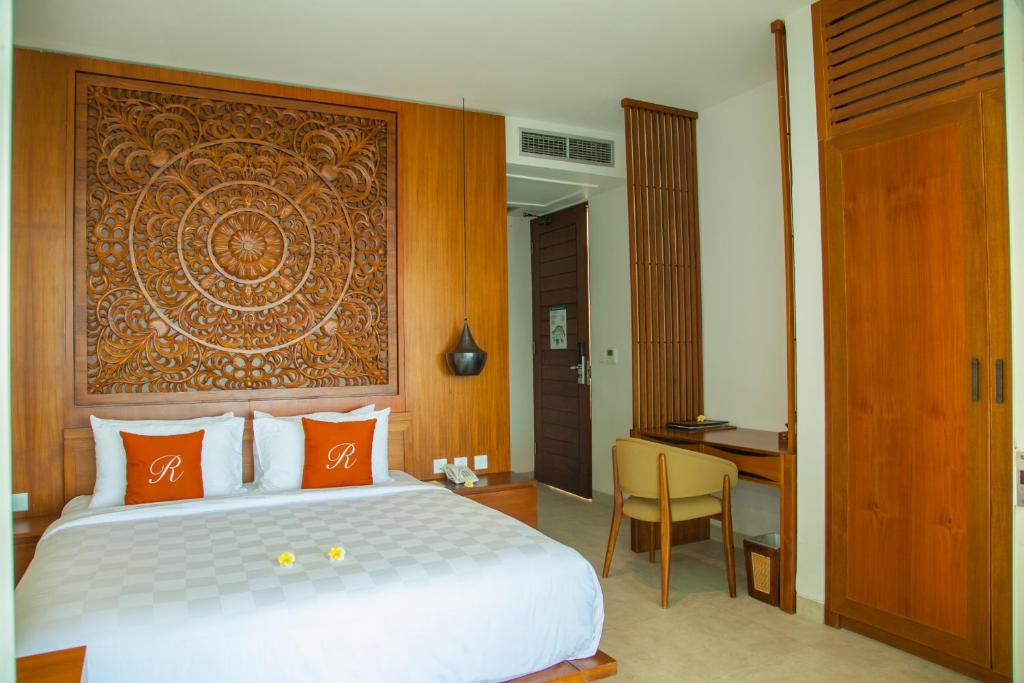Postel nebo postele na pokoji v ubytování Rajavilla Lombok Resort - Seaside Serenity