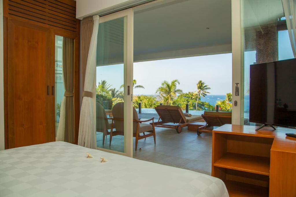 Balkón nebo terasa v ubytování Rajavilla Lombok Resort - Seaside Serenity