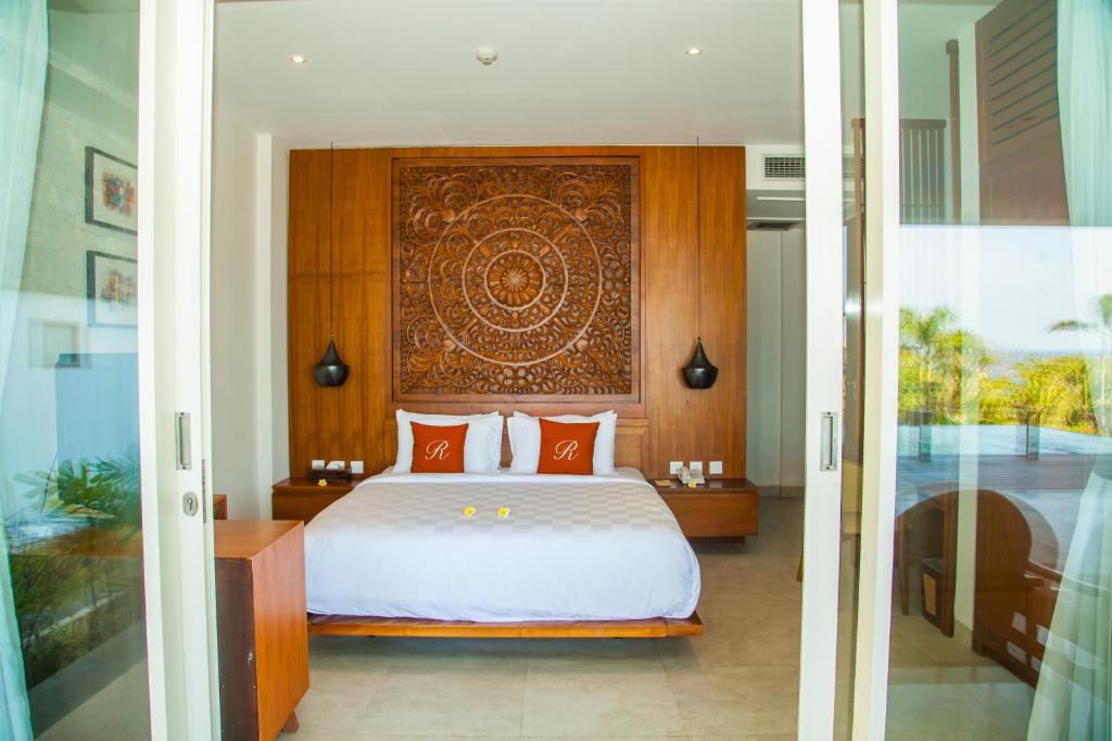 Postel nebo postele na pokoji v ubytování Rajavilla Lombok Resort - Seaside Serenity