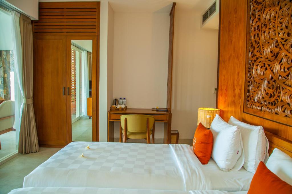 Postel nebo postele na pokoji v ubytování Rajavilla Lombok Resort - Seaside Serenity