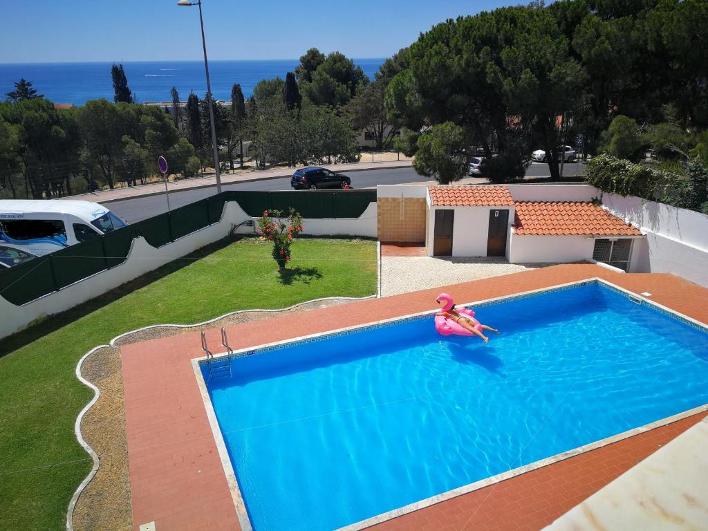 una piscina con giocattolo in cortile di Vista Mar Apartamento ad Albufeira