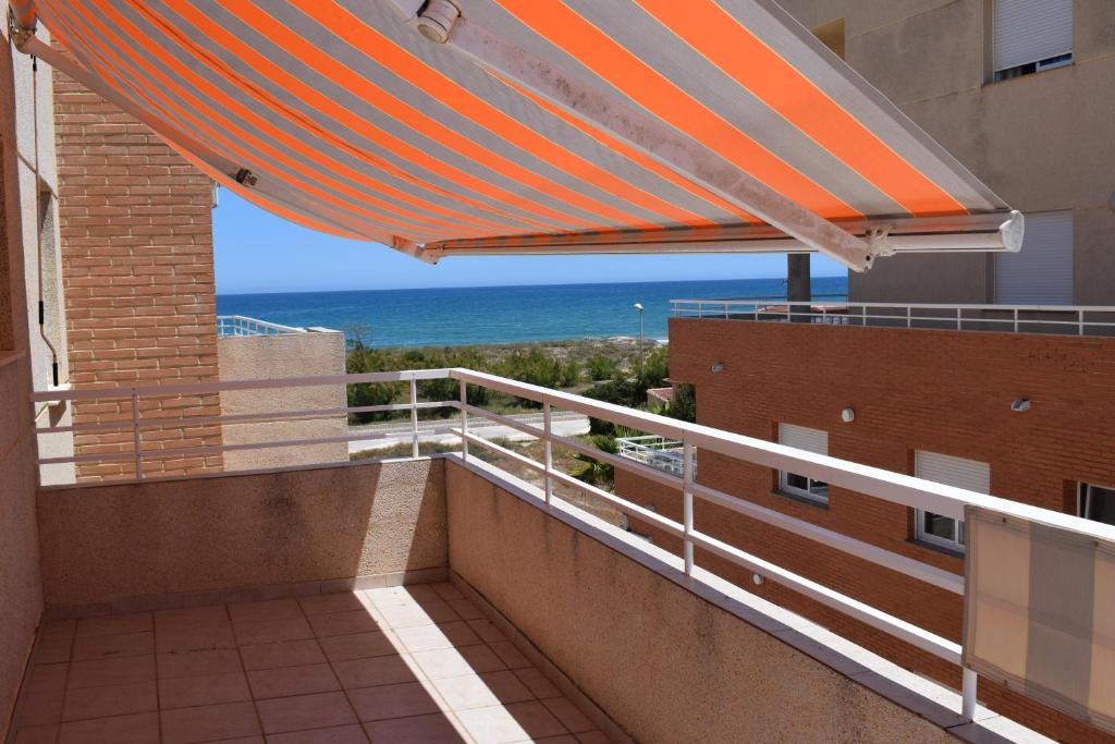 a balcony with a view of the ocean at Sector 5 Napols AP844 in Oliva
