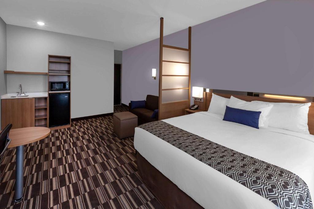 En eller flere senge i et værelse på Microtel Inn & Suites by Wyndham College Station