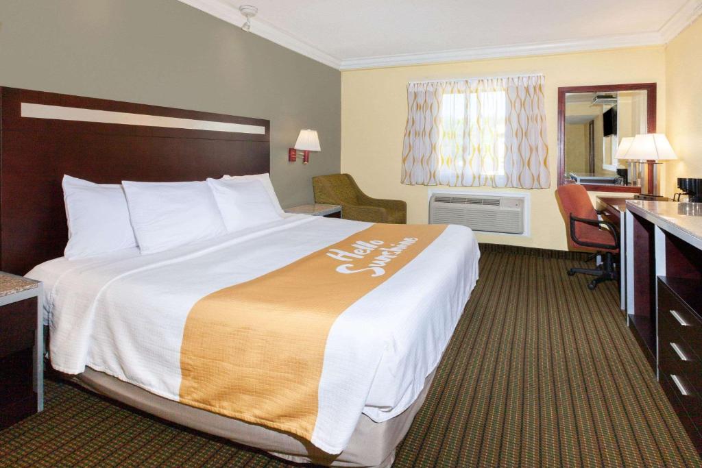 Postel nebo postele na pokoji v ubytování Days Inn by Wyndham Nanuet / Spring Valley
