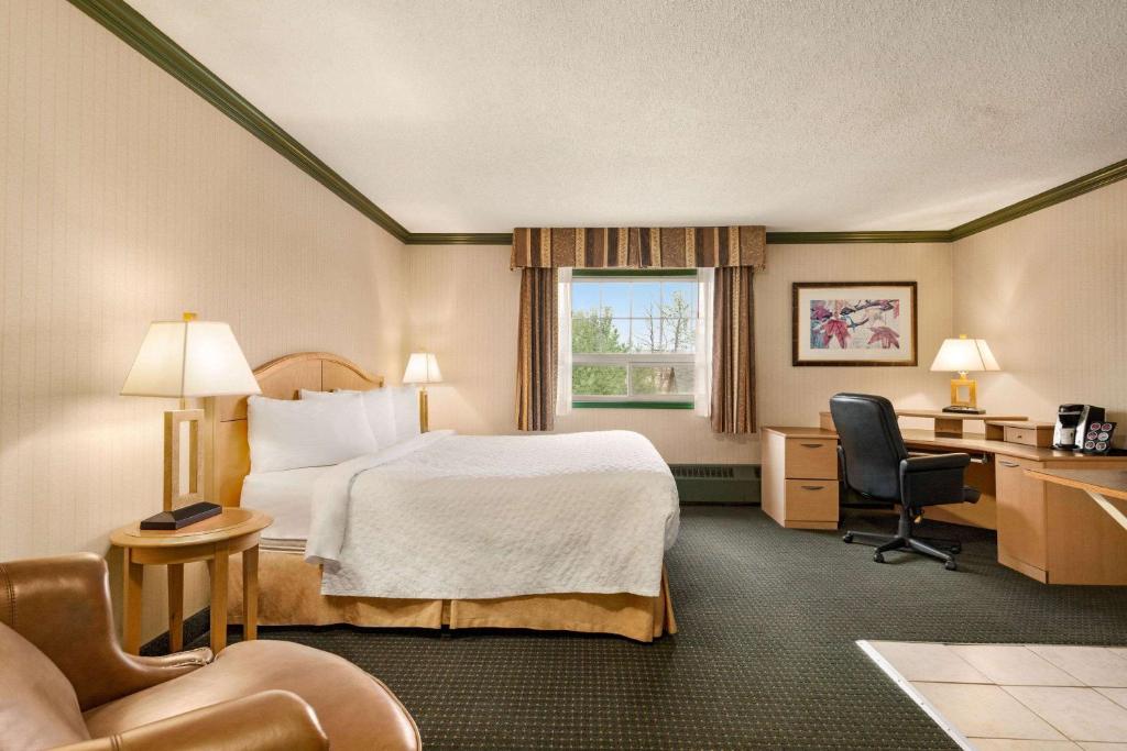Postel nebo postele na pokoji v ubytování Travelodge by Wyndham Dawson Creek