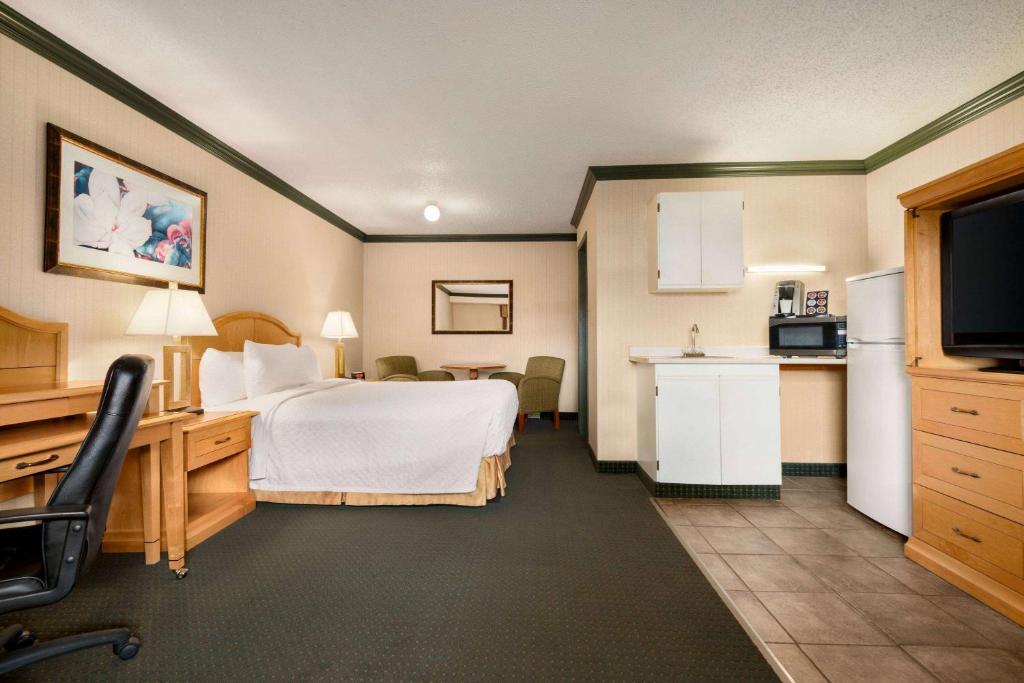 Kuchyň nebo kuchyňský kout v ubytování Travelodge by Wyndham Dawson Creek
