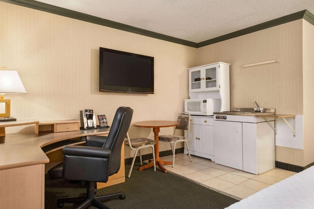 Kuchyň nebo kuchyňský kout v ubytování Travelodge by Wyndham Dawson Creek