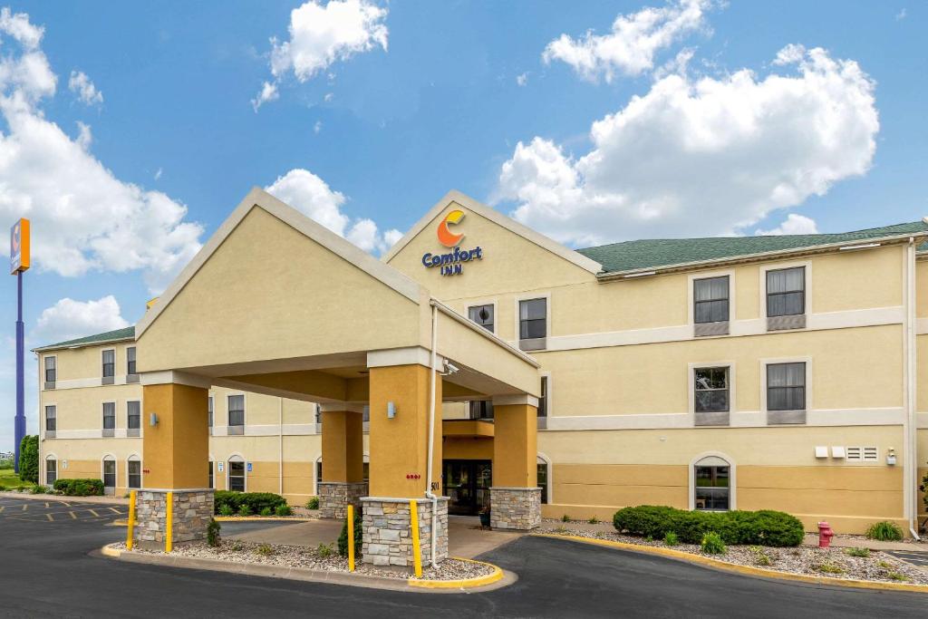 a front view of a hotel at Comfort Inn Walcott near Davenport in Walcott