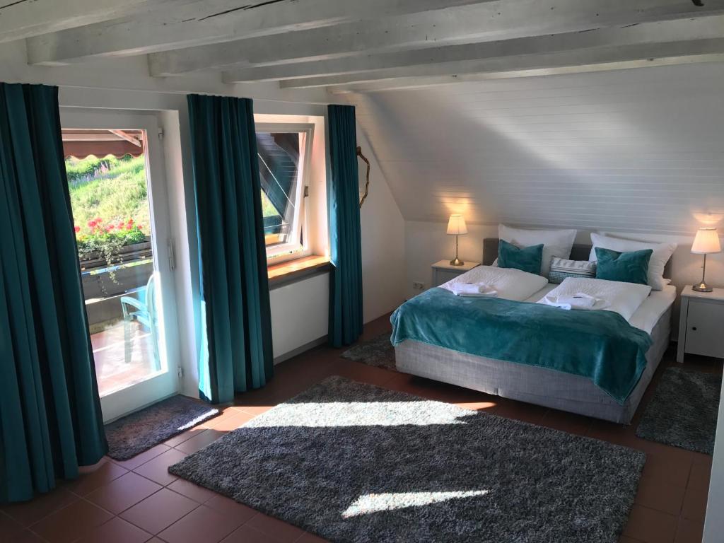 Postel nebo postele na pokoji v ubytování Hotel-Berggasthof Schwarzwaldperle