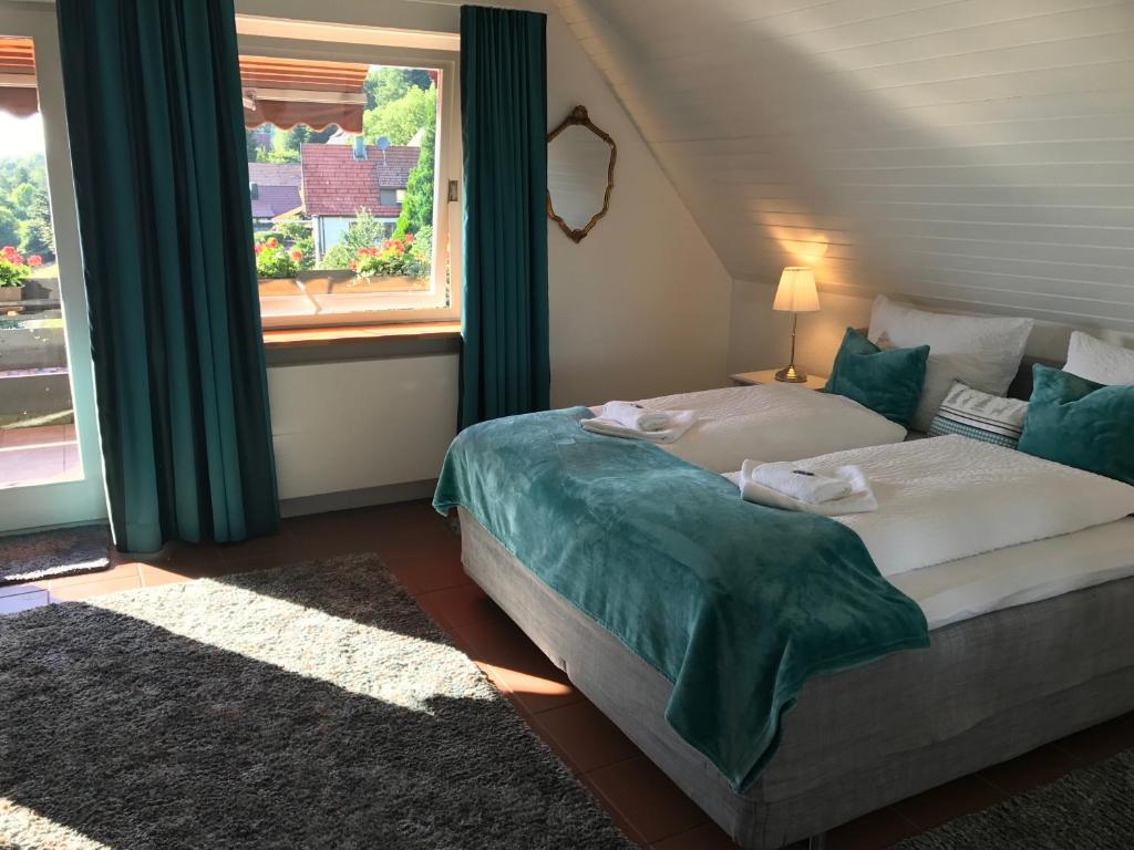 Postel nebo postele na pokoji v ubytování Hotel-Berggasthof Schwarzwaldperle