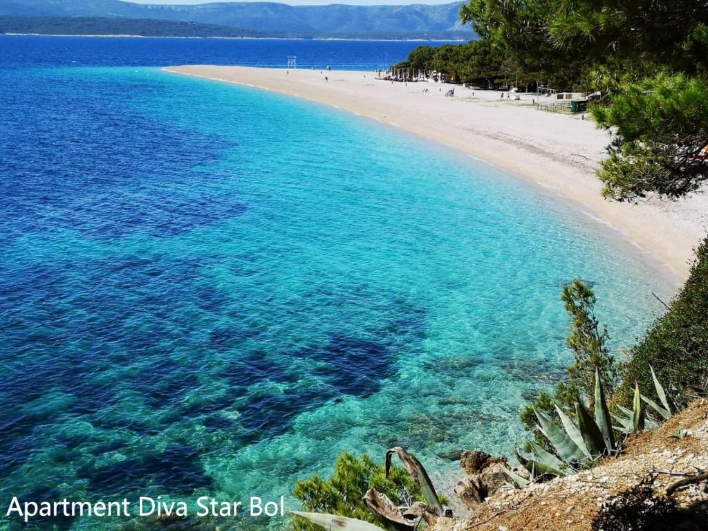eine Luftansicht auf einen Strand mit türkisfarbenem Wasser in der Unterkunft Diva Star Bol in Bol