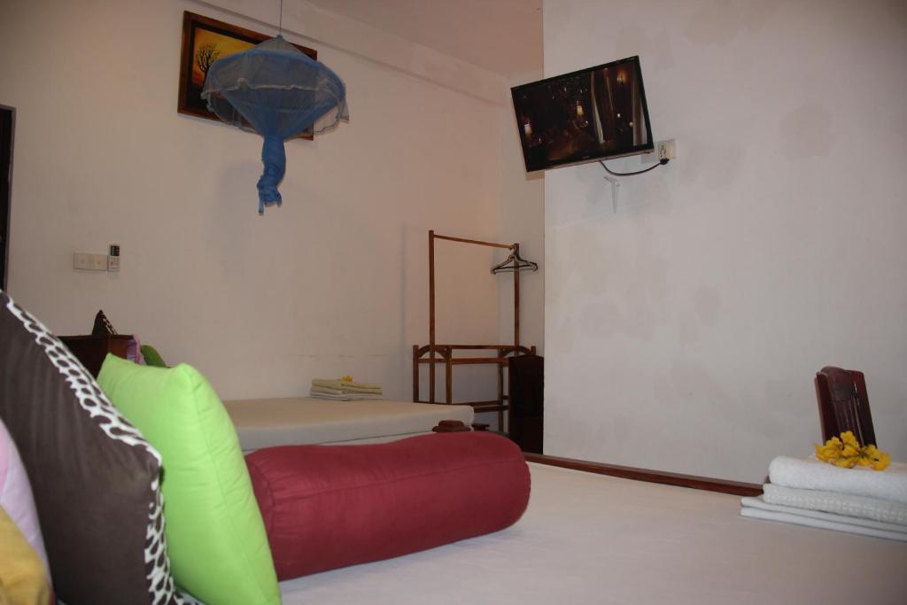 Miheen Hotel & Resort - Anuradhapura - Family Room With Bathroom