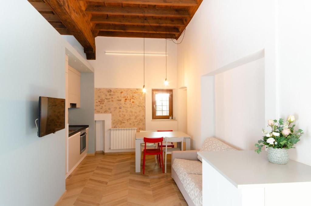 een woonkamer met een bank en een tafel bij La dimora di Filippo in Cuneo