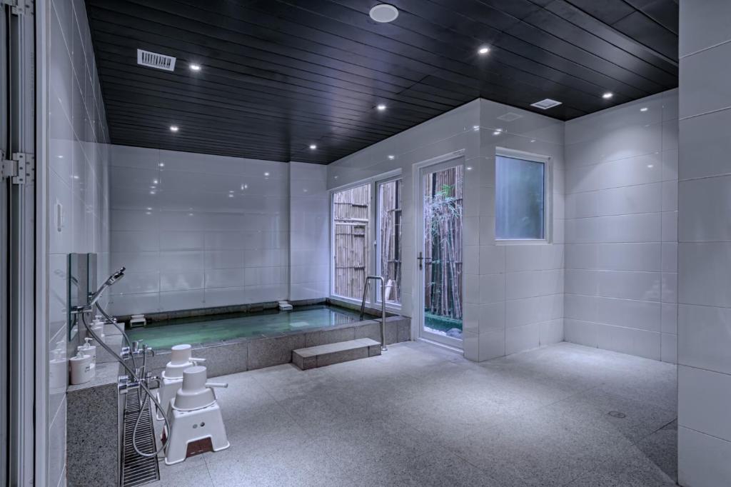 Koupelna v ubytování Kuretakeso Kemang Hotel